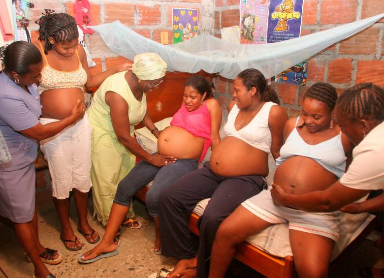 Un grupo de parteras de Buenaventura examinan mujeres embarazadas para predecir el sexo de la criatura y calcular el momento del parto. Foto: Manuel Saldarriaga.