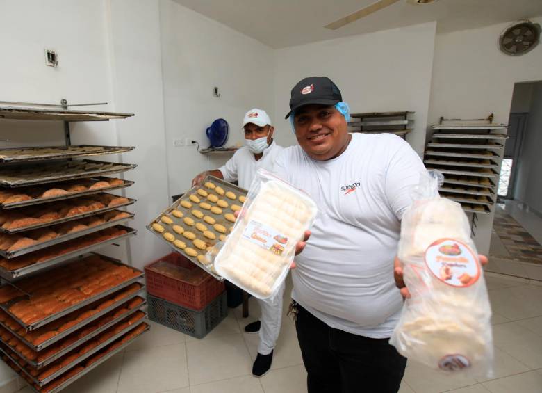 Sergio Tejada sosteniendo los productos de panadería congelados que lo catapultaron al éxito en el Bajo Cauca. FOTO esneyder Gutiérrez