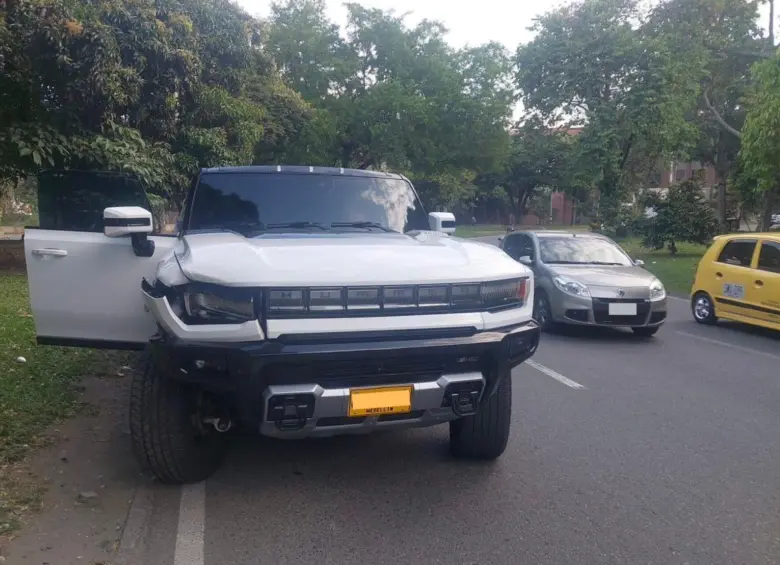 Así quedó la camioneta detenida a la altura de La Macarena. Foto: Cortesía suministrada a EL COLOMBIANO