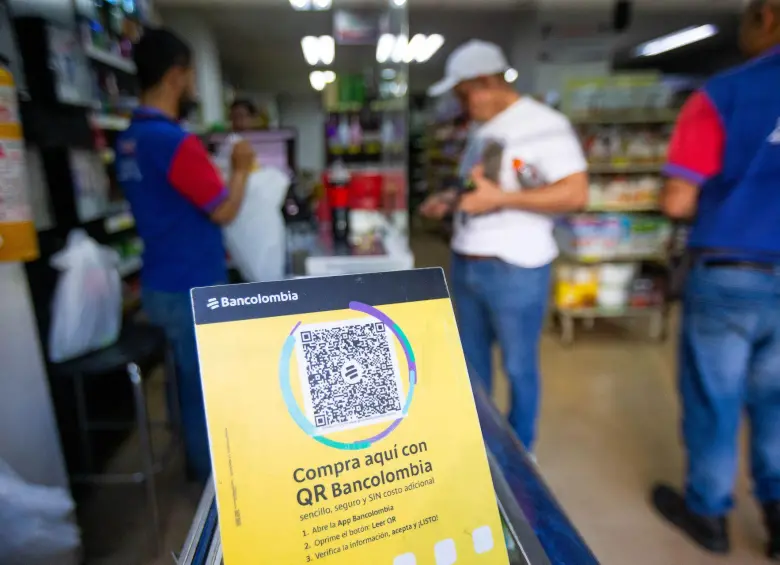 El QR amarillo será modificado por un código de color negro que podrá recibir pagos provenientes de todas las entidades financieras. Foto: EL COLOMBIANO