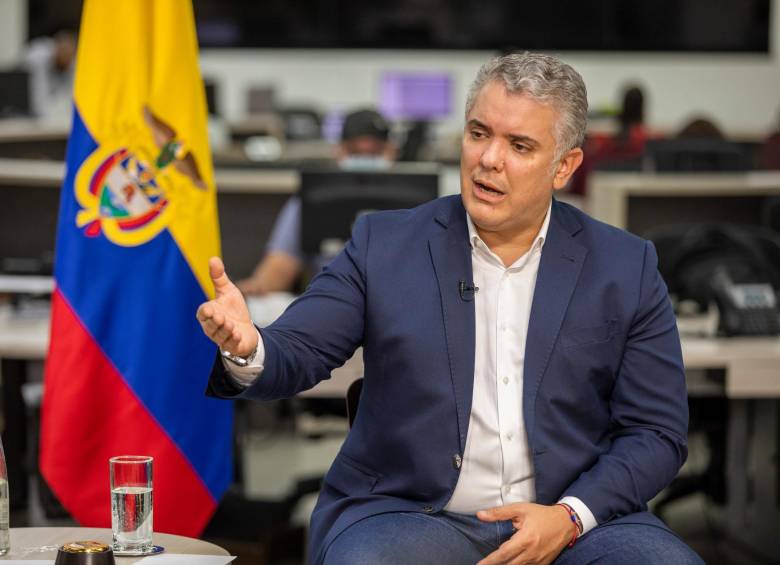 El presidente Iván Duque defendió los programas que promovió en su gestión para que más colombianos accedieran a la educación superior. FOTO CARLOS VELÁSQUEZ