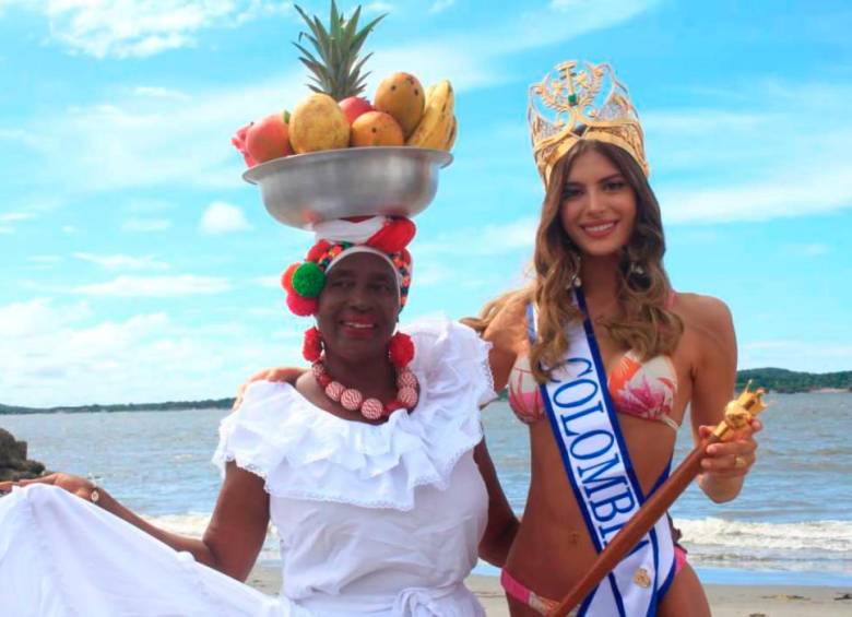 Imagen de Sofía Osío, nueva Señorita Colombia, posando con una palanquera en las playas de Cartagena. FOTO Colprensa
