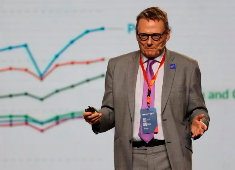 James A. Robinson durante el Foro Económico Internacional de América Latina y el Caribe del CAF en Ciudad de Panamá. FOTO: Tomada de X @AgendaCAF