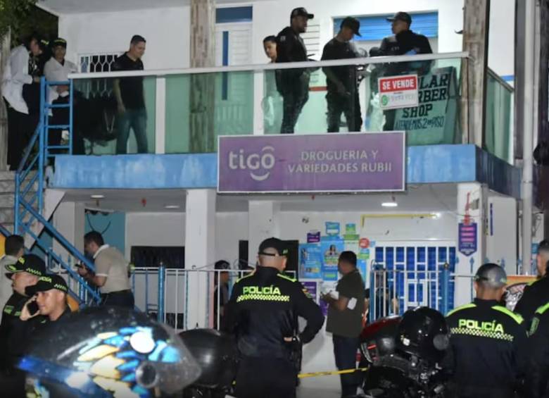 Las autoridades revelaron que las víctimas se encontraban al interior de una barbería llamada El Hijo de Diomedes, cuando un parrillero se bajó de una moto para dispararles. FOTO: Cortesía El Heraldo