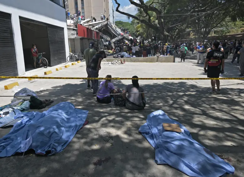 Así quedaron algunas edificaciones y víctimas en Cali tras el terremoto. FOTO: AFP