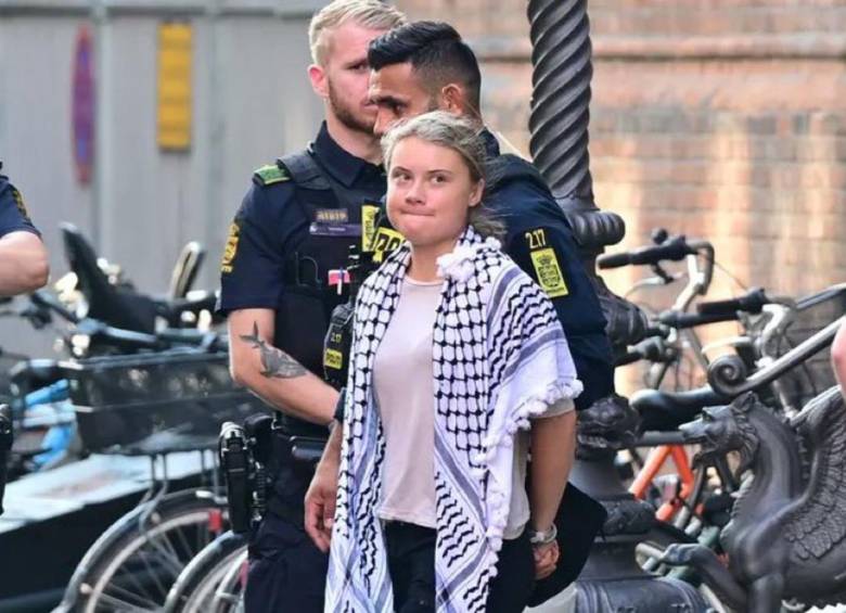 La joven activista de 21 años, Greta Thunberg, fue sacada de la Universidad de Estocolmo por la Policía local y posteriormente fue liberada. FOTO: REDES SOCIALES 