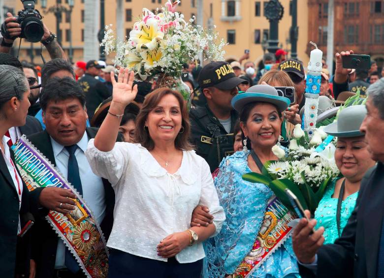 Dina Boluarte se convirtió en la primera presidenta de Perú. Ella había sido la vicepresidenta de Pedro Castillo y tiene la tarea de convocar a elecciones para salir de la crisis política. FOTO EFE