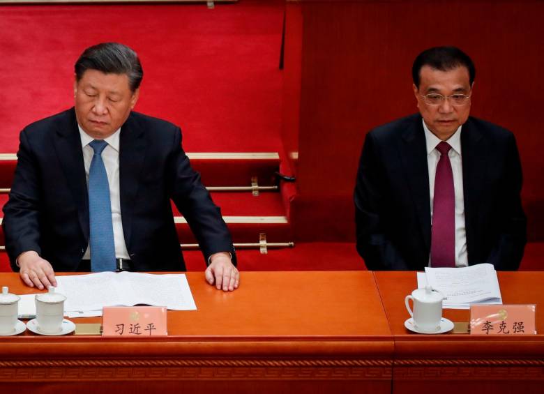 El presidente chino, Xi Jinping (izq.), y el primer ministro saliente, Li Keqiang (der.), asisten a la sesión inaugural de la Conferencia Consultiva Política del Pueblo Chino (CCPPCh) en el Gran Salón del Pueblo, en Beijing. FOTO EFE