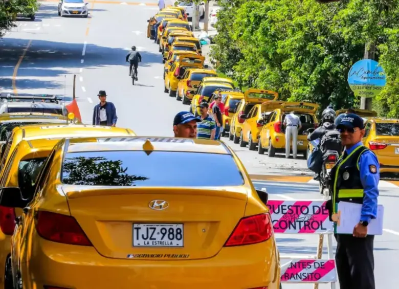 En el caso del taxi eléctrico, el banderazo se fijó en $6.400, la caída se mantiene en $200 cada 82 metros. FOTO: Archivo El Colombiano / Jaime Pérez
