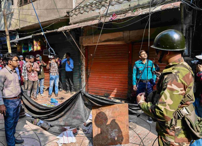 Un miembro del ejército resguarda la zona tras el colapso parcial de un edificio en Old Dhaka, luego del fuerte sismo que dejó al menos tres muertos y varios heridos. FOTO: AFP.