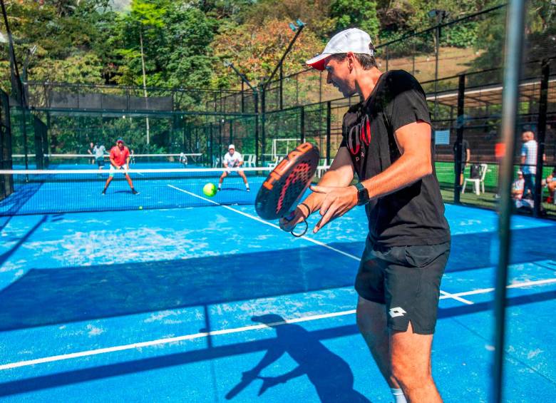 Cada día crecen los practicantes de pádel, una disciplina que se ha popularizado en el país. Incluso, deportistas retirados, como Alejandro González (foto), entre otros, la practican. FOTO Esneyder gutiérrez