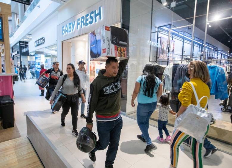 Las altas tasas de interés y el freno al gasto de las personas le pasan factura a la economía. FOTO: EDWIN BUSTAMANTE