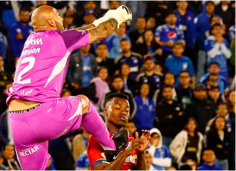 El arquero Diego Novoa le dio un golpe fuerte al futbolista Johan Caicedo, del Deportivo Pasto, en el duelo válido por la segunda fecha de la Liga. FOTO: TOMADA DEL X DE @DeportivoPasto
