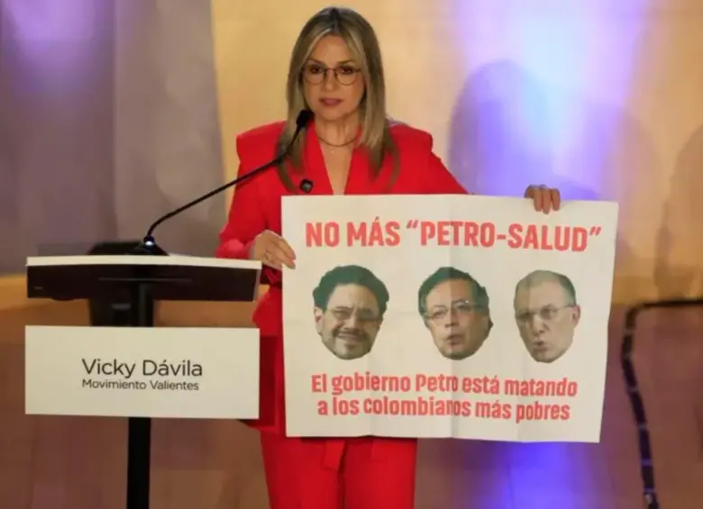 Vicky Dávila fue la única candidata en todo el debate en hacer un acto performativo con este cartel. Foto: Camilo López.