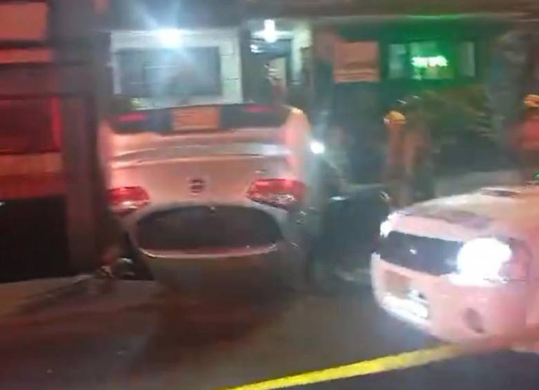 El carro de color gris que quedó completamente volcado. FOTO: CAPTURA VIDEO REDES SOCIALES