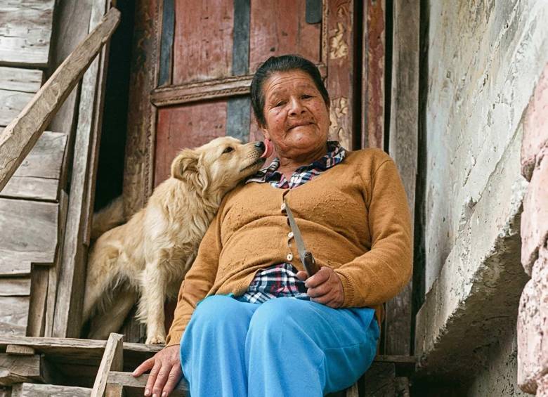 Blanca Pardo, campesina de 72 años y madre de seis hijos, en su casa en una vereda de San Bernardo, Nariño. Murió el 29 de agosto, tras ser abusada sexualmente. FOTO ARCHIVO PARTICULAR