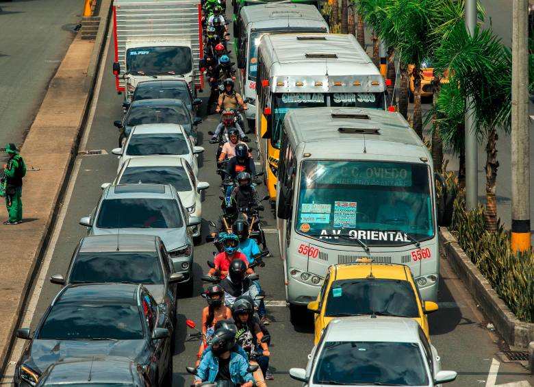La medida del pico y placa busca descongestionar la movilidad en la ciudad, ante el incremento del parque automotor, que ronda los 2 millones de vehículos. FOTO: CAMILO SUÁREZ