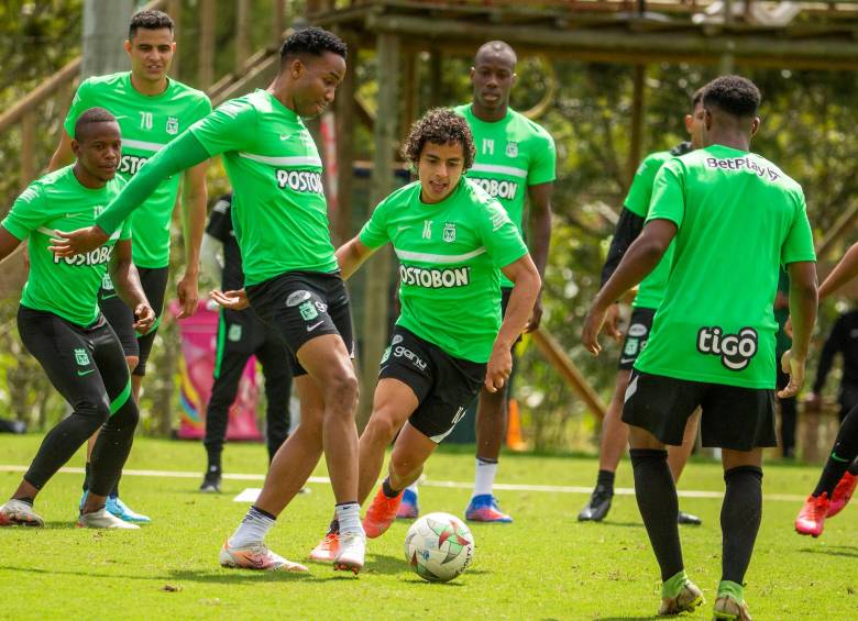En los entrenamientos, los jugadores verdes expresan alegría y compromiso para asumir el reto de buscar la estrella 17 desde el próximo sábado. FOTO Carlos Velásquez