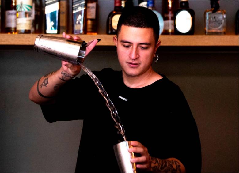 El colombiano Andrés Kisic tiene 28 años y su carrera de bartender la ha hecho en Medellín. FOTO Julio César Herrera 