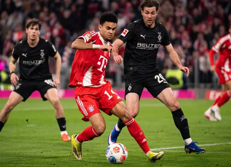 Luis Díaz en medio de un partido de la Bundesliga con el Bayern Múnich. FOTO: Tomada de redes sociales @FCBayern y @LuisFDiaz19