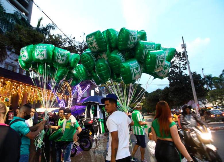 Los comerciantes ambulantes aprovecharon el partido de cierre. Además de camisetas, vendieron globos. 