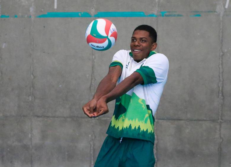 A sus 19 años de edad, Santiago Ramírez Mosquera es una de las revelaciones del voleibol paisa. FOTOS Esneyder Gutiérrez