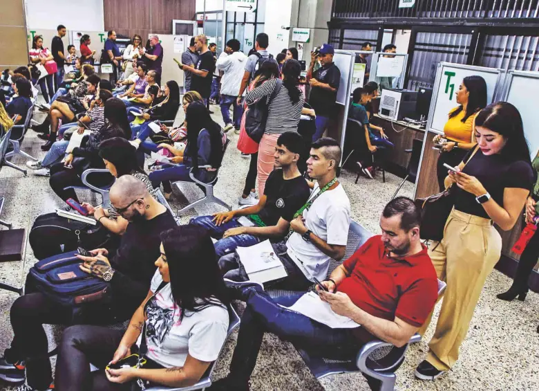Largas filas y salas llenas en las sedes de atención de Migración Colombia, esto por personas que desean viajar al exterior. FOTO Julio César Herrera