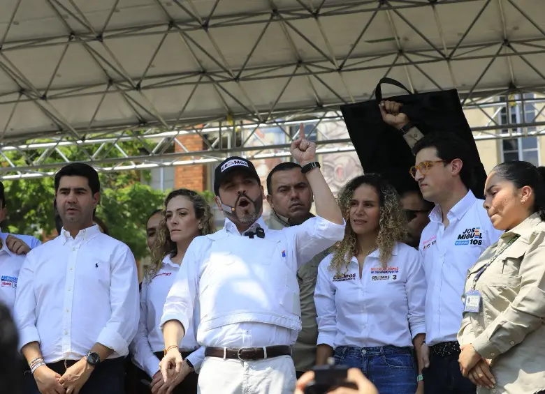 Los candidatos del Movimiento Creemos sellaron su alianza con el candidato presidencial Abelardo De La Espriella en Medellín. FOTO: Camilo Suárez