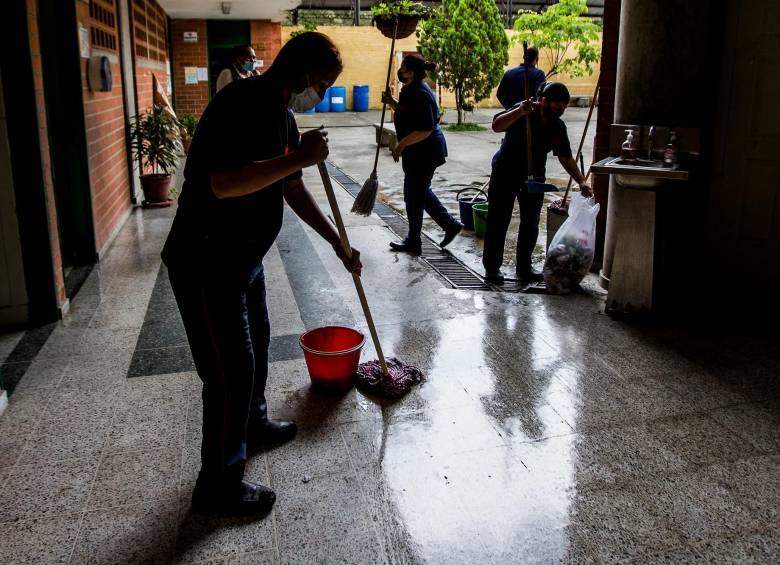 Las aseadoras son las encargadas de mantener en orden los espacios en los que los niños de la ciudad se forman. Aún así, han sufrido atrasos en los pagos de sus sueldos, lo que las afecta. FOTO Archivo jULIO HERRERA