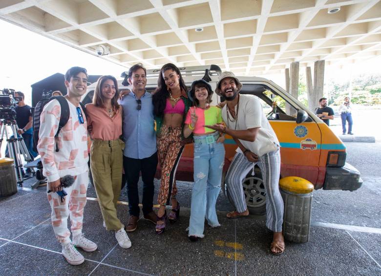 Elenco principal de la película brasileña Vacaciones Intercambiadas que se grabó en Medellín y Cartagena. FOTO Edwin Bustamante 