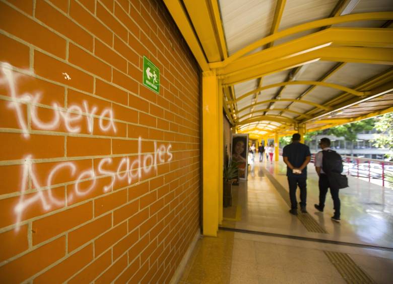 Estudiantes del Politécnico Jaime Isaza Cadavid se manifiestan en contra de un caso de abuso sexual ocurrido el pasado viernes 10 de noviembre. FOTO DE REFERENCIA: CARLOS VELÁSQUEZ.