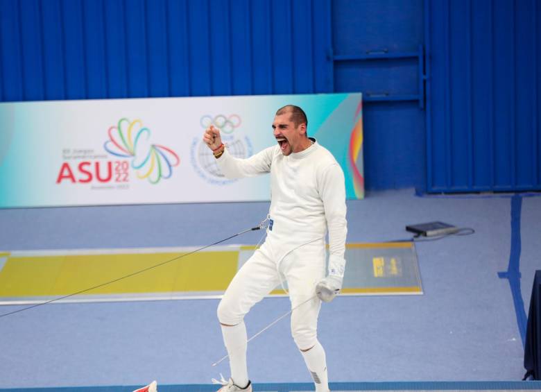 John Rodríguez festeja su título de esgrima (espada) en Paraguay, sede de los Juegos Suramericanos. FOTO cortesía coc