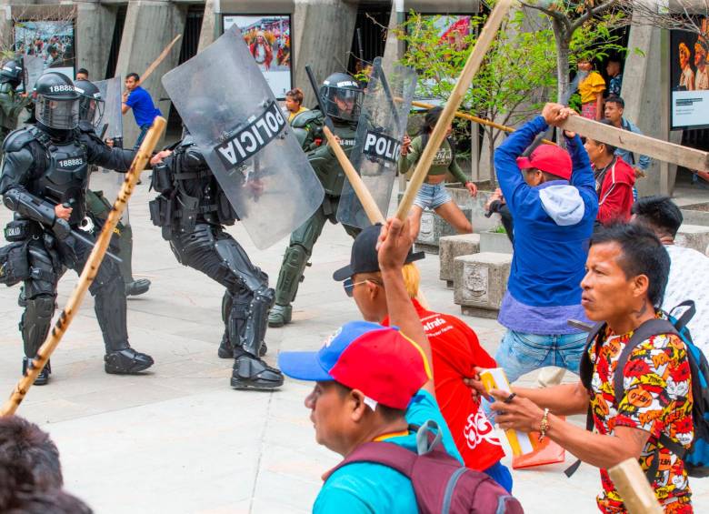 Los indígenas se enfrentaron con el antes llamado Esmad como parte de la manifestación en la cual se tomaron los primeros pisos de la Alcaldía de Medellín. Luego de una mesa de diálogo, esta población fue llevada para el coliseo. FOTO ESNEYDER GUTIÉRREZ