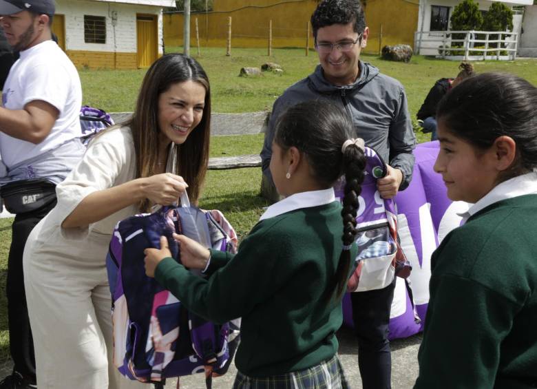 WOM convierte sus vallas en tulas y bolsos para niños