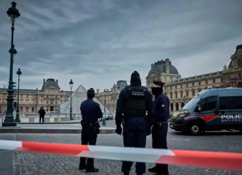 El cinematográfico robo al museo del Louvre, en París, se llevó a cabo el pasado domingo 19 de octubre. FOTO: Getty