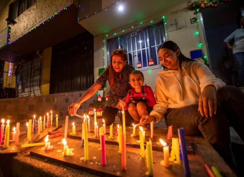Esta tradición en Colombia se da este 7 de diciembre y también el 8. Se prenden en familia, en todo el país. FOTO Carlos Velásquez
