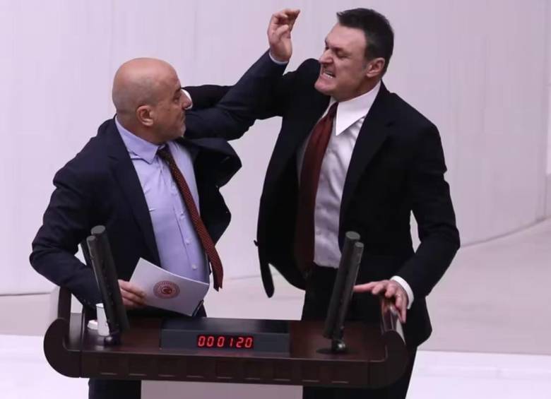 Los diputados Ahmet Sik y Alpay Özalan se agarraron a golpes durante una sesión del parlamento turco. FOTO: REDES SOCIALES