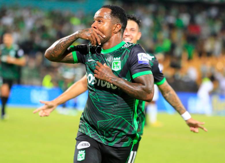 El festejo de Dorlan Pabón tras la anotación que logró ante el Cali en el Atanasio. El verde apunta ahora a la Superliga. FOTO Manuel Saldarriaga