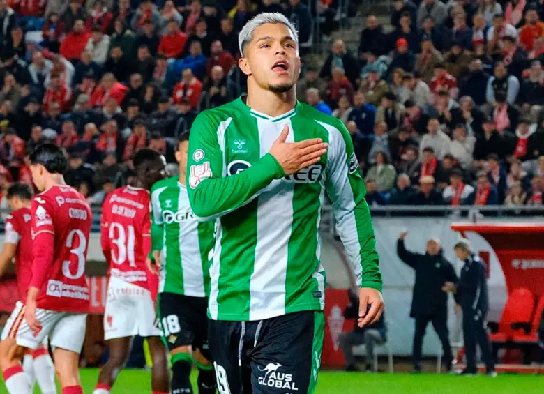 El delantero Juan Camilo Hernández ha marcado en tres de los últimos cuatro partidos del Betis en España. Foto: tomada del x de @RealBetis