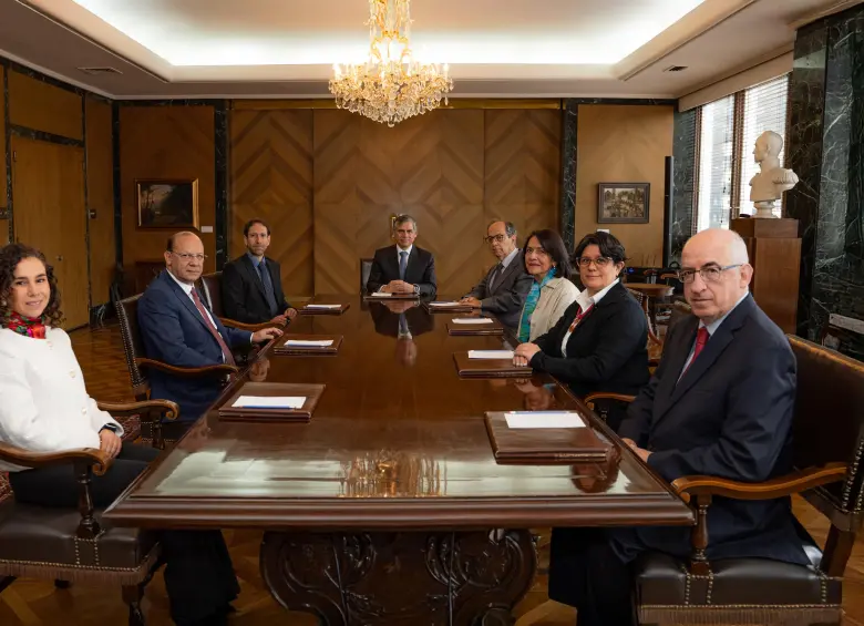 En su reunión de julio la Junta del Banco de la República decidió por mayoría mantener inalterada la tasa de interés de política monetaria en 9,25%. Cuatro directores votaron a favor de esta decisión, dos por una reducción de 50 pb y uno por 25 pb.