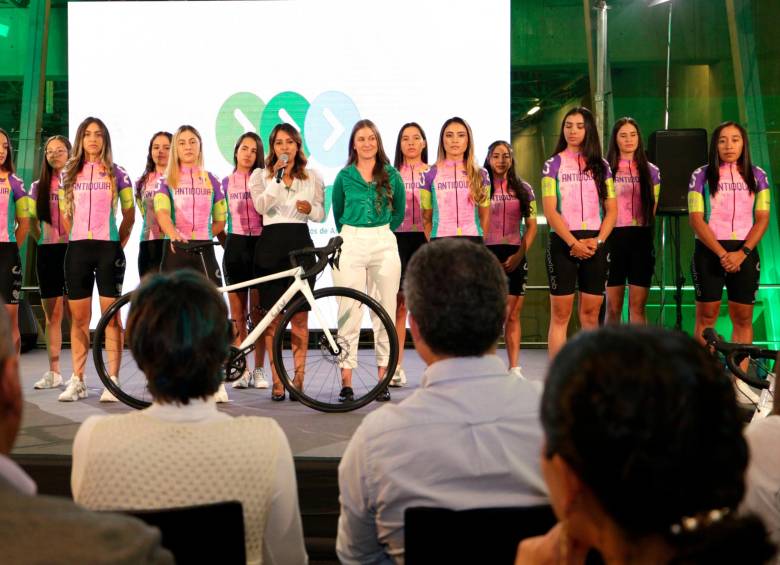 Estas son las 12 ciclistas que integran el equipo femenino Orgullo Paisa