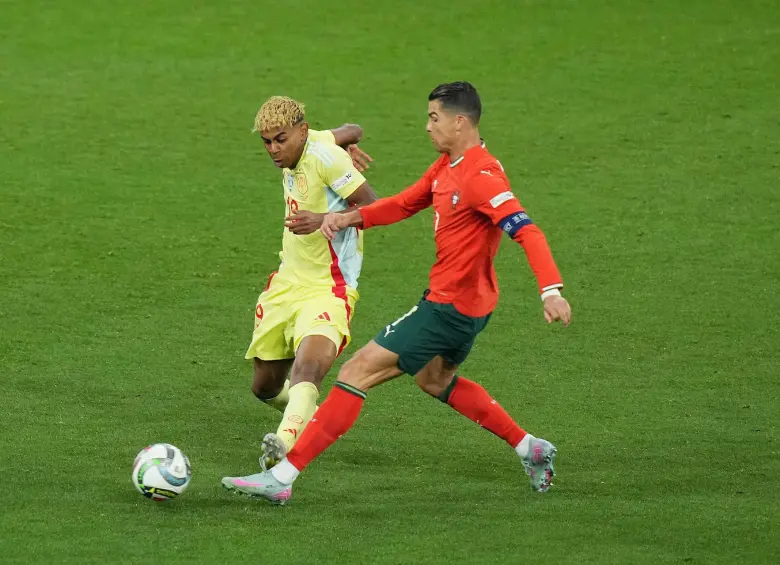 Cristiano Ronaldo le ganó el duelo de generaciones a Lamine Yamal en la final de la Liga de Naciones. FOTO: GETTY