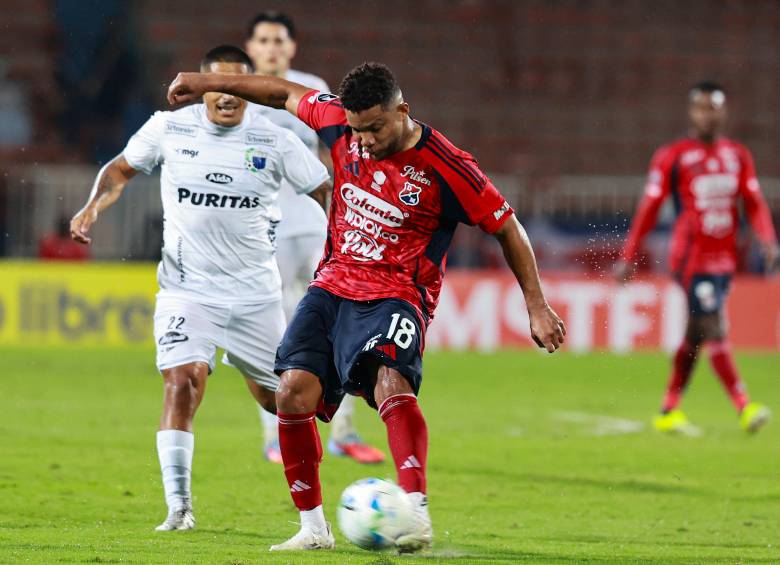 El futbolista antioqueño Frank Fabra es uno de los titulares del cuadro rojo en su visita a Uruguay. Foto: Manuel Saldarriaga