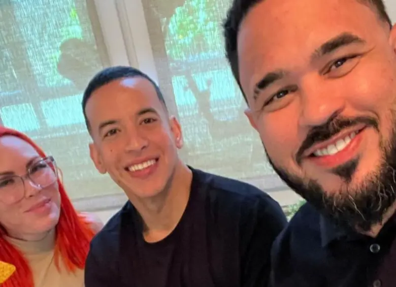 Mireddys González y Daddy Yankee cuando eran pareja reunidos con el empresario y productor Raphy Pina, quien sería el presunto arquitecto de la red ilícita para apropiarse de los derechos de autor de varias canciones del reguetonero. FOTO: Tomada de redes @raphypina