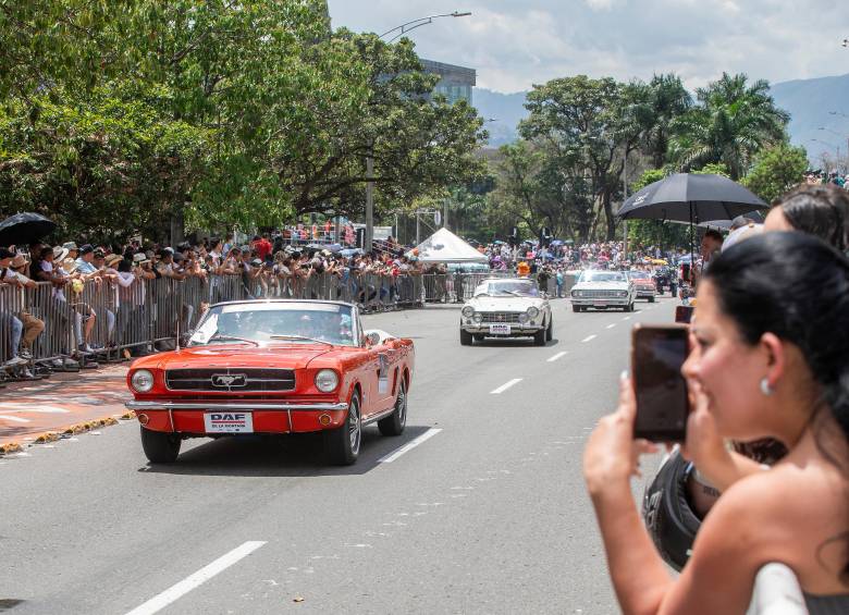 A lado y lado de la calle, los espectadores quieren tomar fotos de los más clásicos. FOTO Esneyder Gutiérrez.