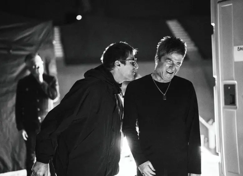Liam y Noel Gallagher durante la gira de reunión Oasis Live ‘25, que será el centro del documental que se estrenará en cines en septiembre. FOTO cortesía