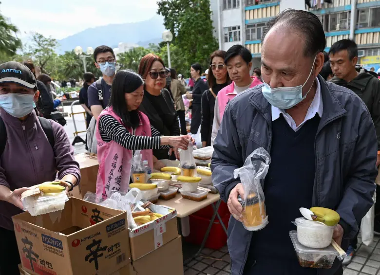 La evacuación fue especialmente difícil para los adultos mayores, en medio de fallas en alarmas y ascensores durante el incendio. FOTO: AFP.