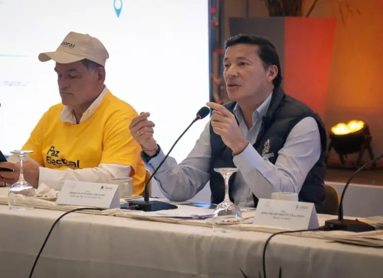 El registrador Hernán Penagos habla de la entrega en custodia del código fuente al procurador Gregorio Eljach. Foto: Registraduría.