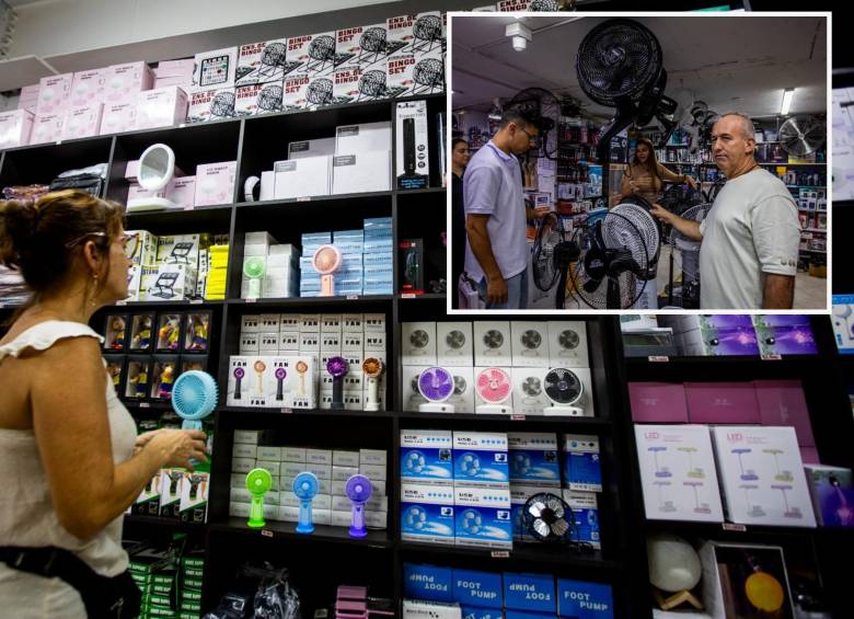 El Centro de Medellín se ha vuelto el “epicentro” de la venta de ventiladores para paliar el calor que hace por estos días en la ciudad. FOTO: Julio Herrera.