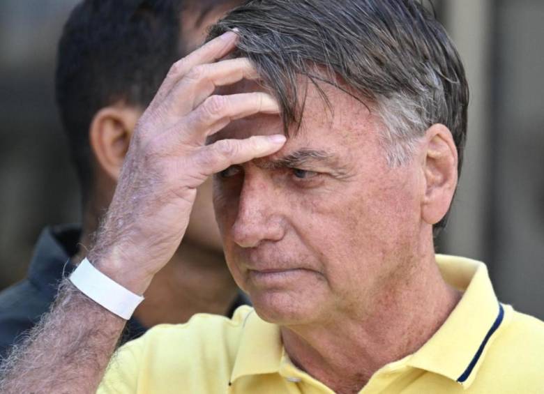 El expresidente de Brasil, Jair Bolsonaro, de 70 años, sufrió una caída en la madrugada de este martes dentro de la celda donde cumple condena y tiene un traumatismo craneoencefálico leve. FOTO: AFP